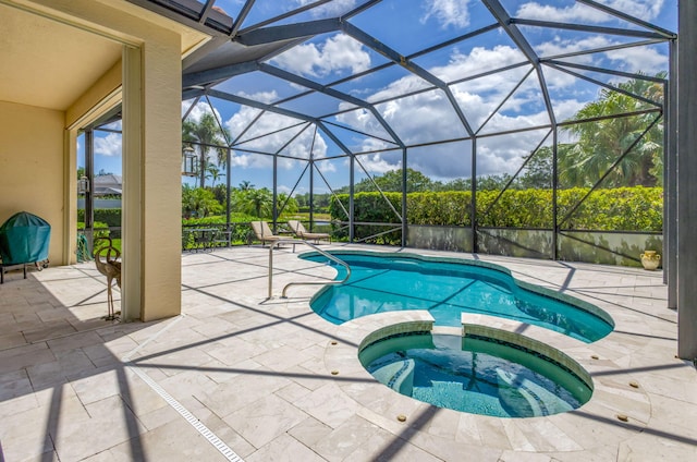 101 Sedona Way, Palm Beach Gardens, FL 33418 - view of swimming pool featuring a patio area, a pool with connected hot tub, and a lanai