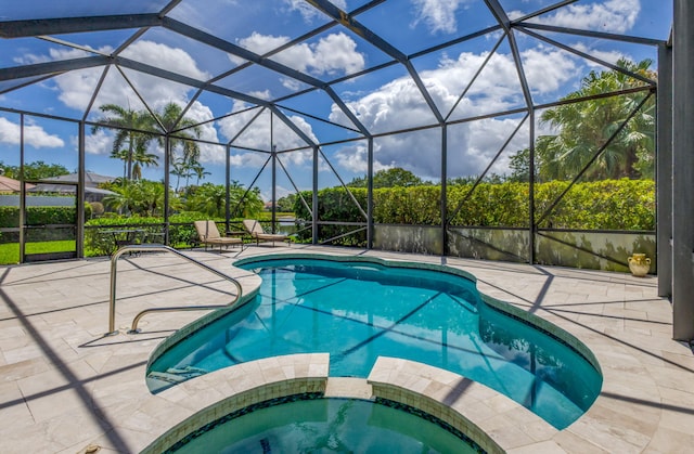 101 Sedona Way, Palm Beach Gardens, FL 33418 - view of swimming pool featuring a patio area, a pool with connected hot tub, and a lanai