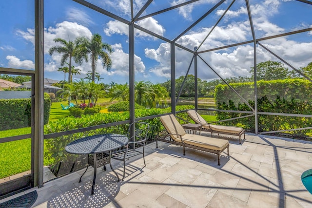 101 Sedona Way, Palm Beach Gardens, FL 33418 - sunroom featuring a water view