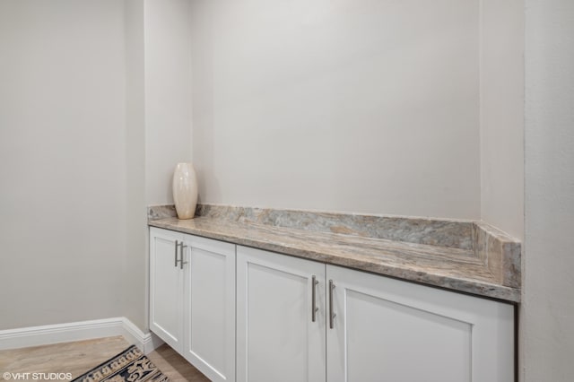 5096 SE Sweetbrier Ter, Hobe Sound, FL 33455 - bathroom featuring wood finished floors, baseboards, and vanity