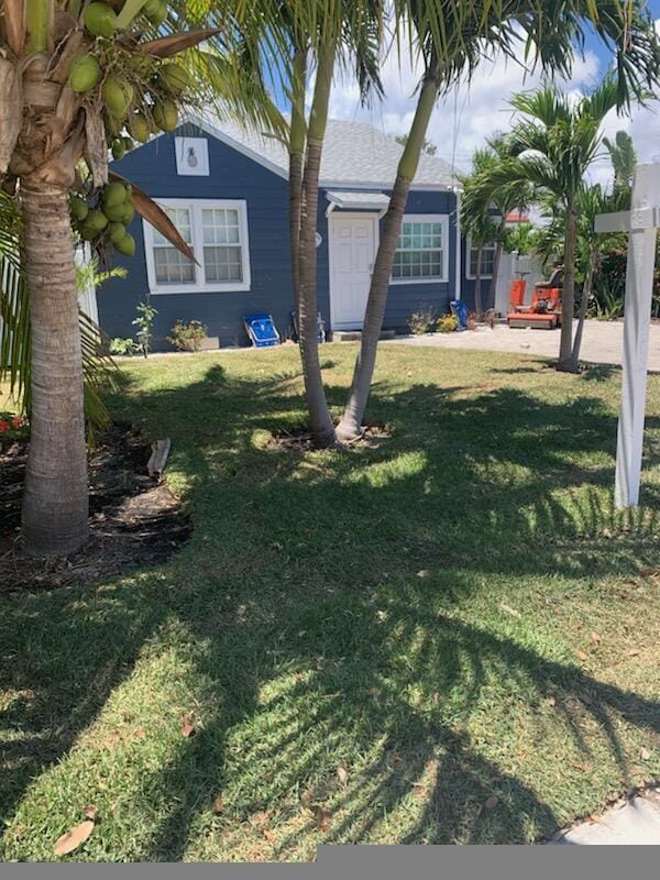 723 N Federal Hwy, Lake Worth Beach, FL 33460 - view of front of house featuring a front lawn