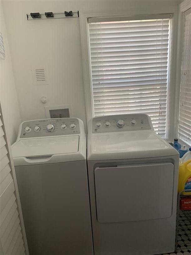 723 N Federal Hwy, Lake Worth Beach, FL 33460 - washroom featuring washing machine and dryer