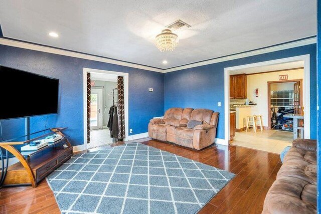 803 Mallard Dr, Delray Beach, FL 33444 - living area featuring crown molding, wood finished floors, baseboards, and recessed lighting