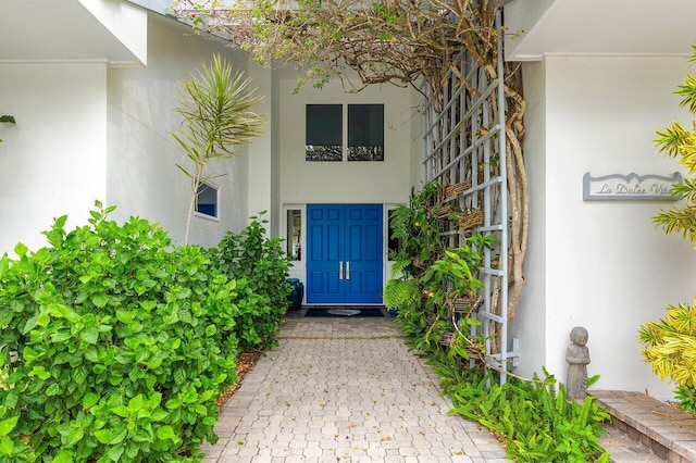 2150 SE Golfview Ln, Stuart, FL 34996 - property entrance with stucco siding