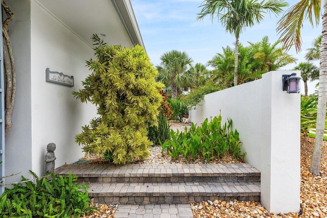 2150 SE Golfview Ln, Stuart, FL 34996 - exterior space featuring stucco siding