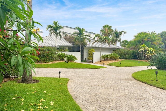 2150 SE Golfview Ln, Stuart, FL 34996 - surrounding community featuring curved driveway and a yard