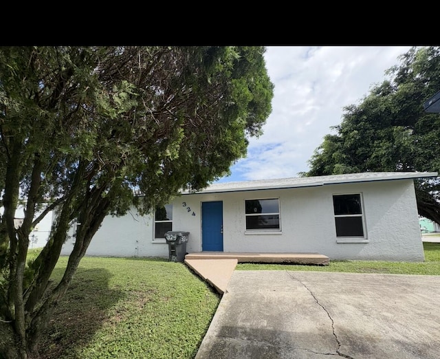324W W 5th Ter, Pahokee, FL 33476 - view of front of property featuring stucco siding and a front lawn