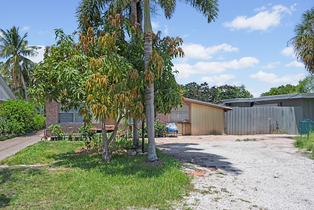 3044 SE Camino Ave, Stuart, FL 34997 - view of front of property featuring gravel driveway
