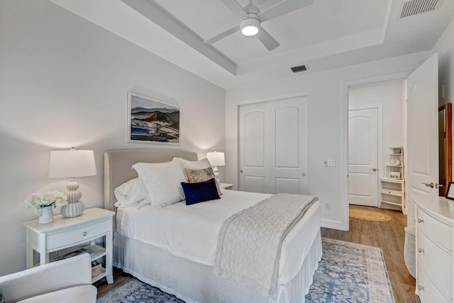 314 Sonoma Isles Cir, Jupiter, FL 33478 - bedroom featuring a tray ceiling, light wood-style floors, a closet, and ceiling fan
