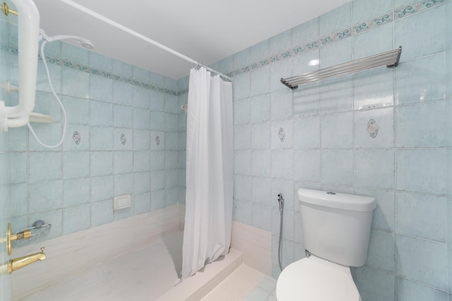 16091 Blatt Blvd Unit 302, Weston, FL 33326 - full bath featuring toilet, tiled shower, and tile walls