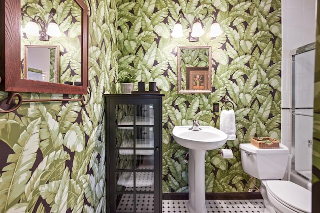 330 SE 7th Ave, Delray Beach, FL 33483 - bathroom with wallpapered walls, toilet, a sink, and baseboards