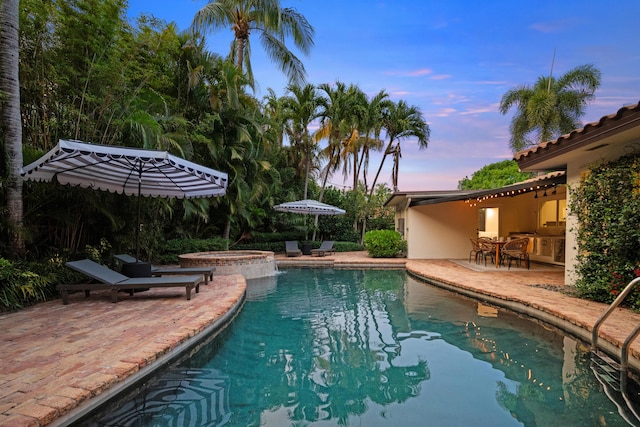 330 SE 7th Ave, Delray Beach, FL 33483 - swimming pool featuring an in-ground hot tub, a patio area, and an outdoor kitchen