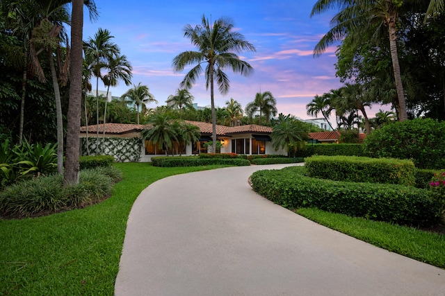 330 SE 7th Ave, Delray Beach, FL 33483 - view of property's community featuring curved driveway and a yard