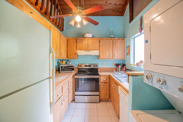 6160 31st Ter NW, Fort Lauderdale, FL 33309 - kitchen featuring under cabinet range hood, stainless steel appliances, stacked washer and clothes dryer, light countertops, and a ceiling fan