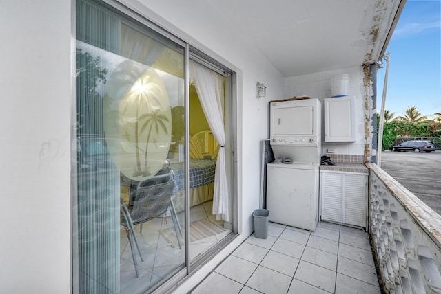 15610 NE 6th Ave NE Unit 10C, Miami, FL 33162 - balcony featuring stacked washer and clothes dryer