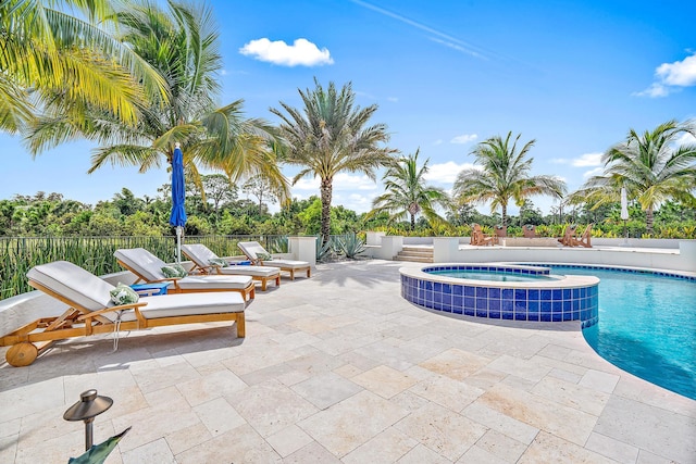 8164 SE Old Plantation Cir, Jupiter, FL 33458 - view of swimming pool featuring a patio and a pool with connected hot tub