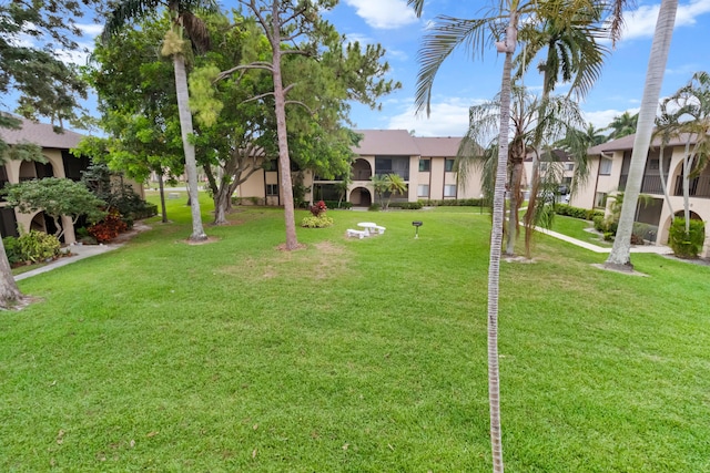 437 Pine Glen Ln Unit B-2, Greenacres, FL 33463 - view of green lawn
