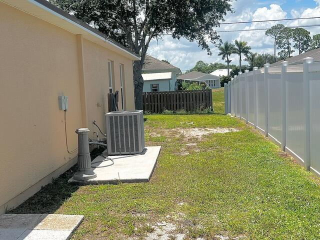 8065 99th Ct, Vero Beach, FL 32967 - view of yard