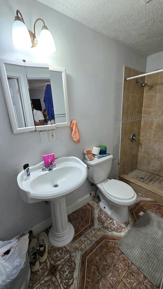 5692 Coconut Rd, West Palm Beach, FL 33413 - bathroom featuring a tile shower, toilet, a textured ceiling, and tile patterned floors
