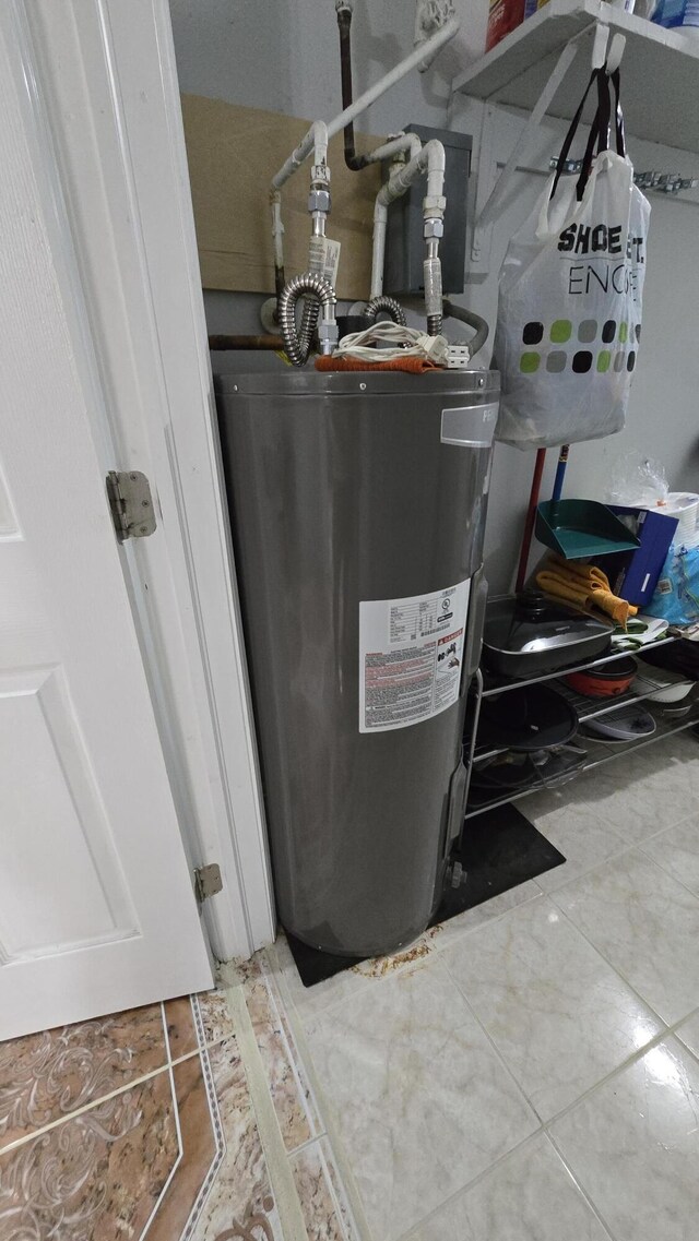 5692 Coconut Rd, West Palm Beach, FL 33413 - utilities featuring water heater