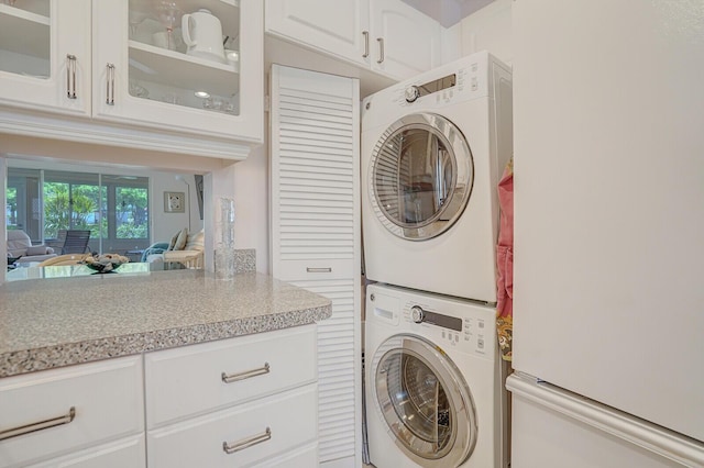 724 Nantucket Cir Unit A, Lake Worth, FL 33467 - washroom featuring stacked washing machine and dryer