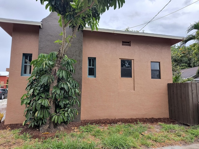 626 Texas Ct, Fort Pierce, FL 34950 - view of side of property with stucco siding