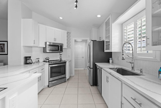 649 Hudson Bay Dr, Palm Beach Gardens, FL 33410 - kitchen featuring stainless steel appliances, a sink, tasteful backsplash, white cabinetry, and recessed lighting