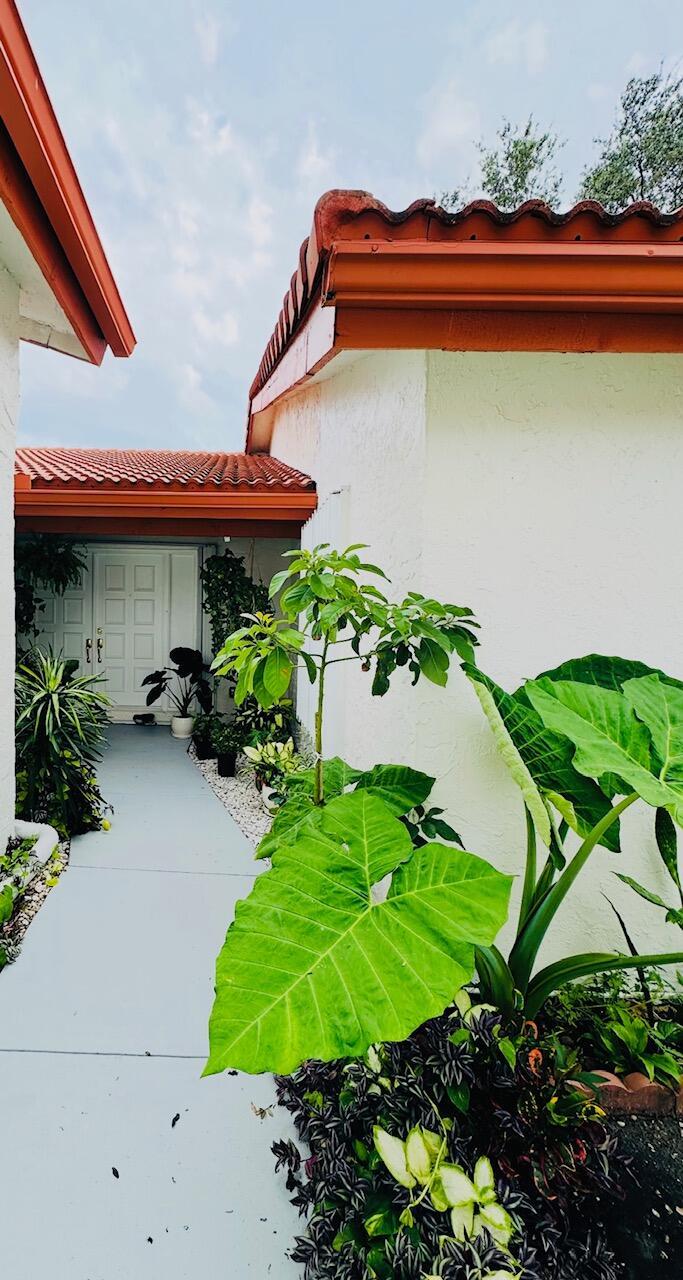 5735 Lakeview Mews Cir, Boynton Beach, FL 33437 - entrance to property with stucco siding and a tile roof