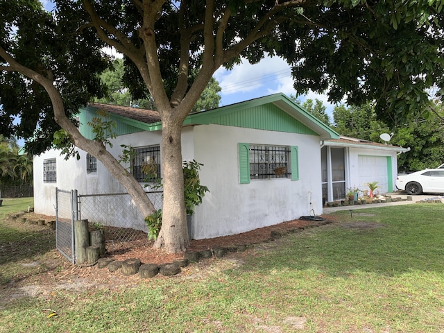 702 Grandview Blvd, Fort Pierce, FL 34982 - view of side of property featuring a garage and a yard