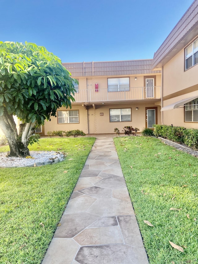 294 Brittany Unit G, Delray Beach, FL 33446 - view of front of property featuring stucco siding and a front lawn
