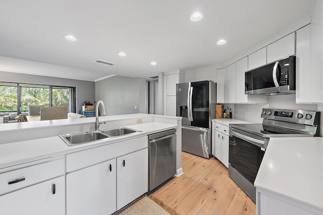 1124 Marine Way W D2R + Boat Slip 19, North Palm Beach, FL 33408 - kitchen featuring stainless steel appliances, a sink, light countertops, light wood-style flooring, and recessed lighting