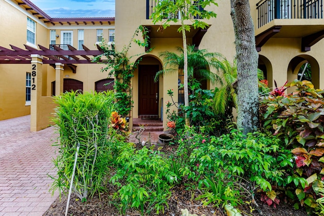 2812 Eagle Rock Cir Unit 902, West Palm Beach, FL 33411 - entrance to property with a balcony and stucco siding