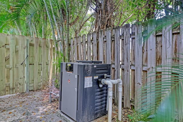 134 Worth Ct N, West Palm Beach, FL 33405 - exterior view of a fenced backyard
