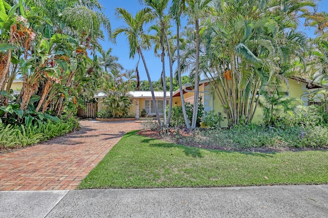 134 Worth Ct N, West Palm Beach, FL 33405 - view of front of property featuring stucco siding and decorative driveway