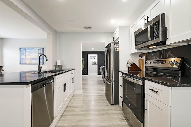 2388 SW Congress Blvd, Boynton Beach, FL 33426 - kitchen with stainless steel appliances, a sink, light wood-style flooring, white cabinets, and recessed lighting