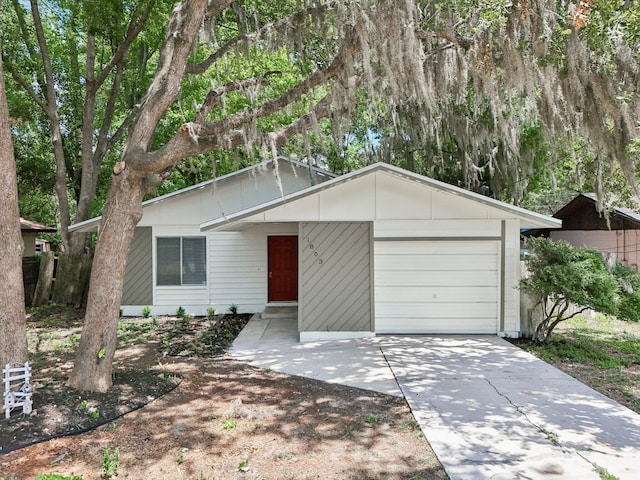 1803 NE 29th Pl, Ocala, FL 34479 - mid-century home with driveway and an attached garage