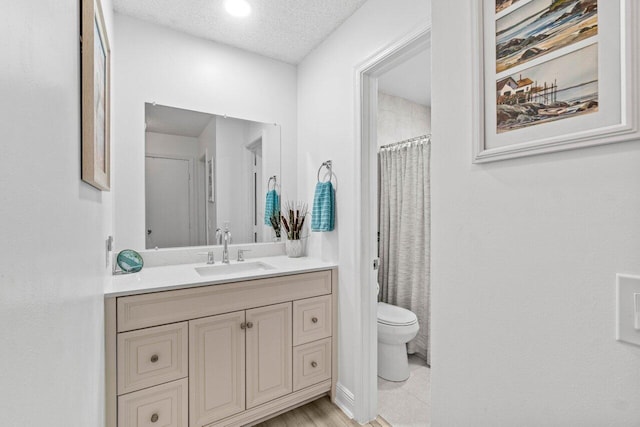 4260 Mango Tree Ct Unit B, Boynton Beach, FL 33436 - full bath with toilet, vanity, a textured ceiling, and curtained shower