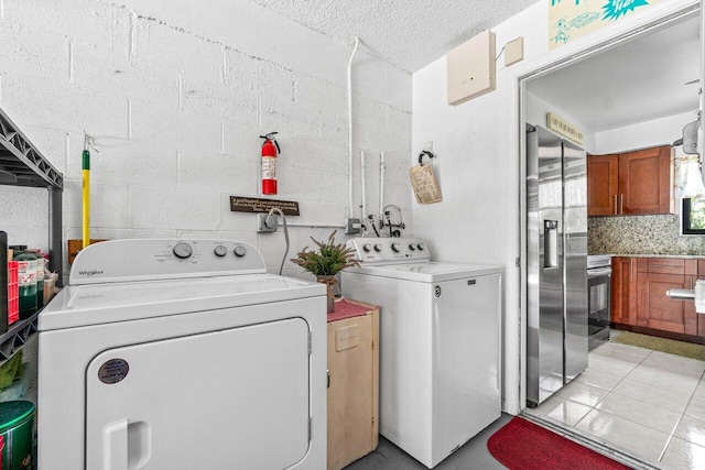 4260 Mango Tree Ct Unit B, Boynton Beach, FL 33436 - laundry area featuring washing machine and dryer, concrete block wall, and a textured ceiling
