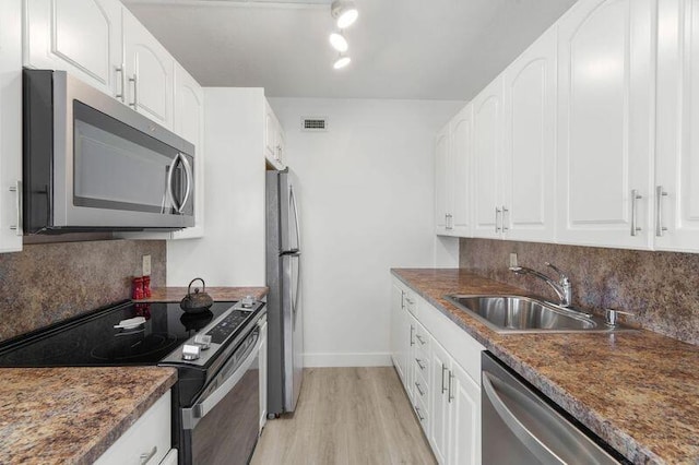 4051 Guildford C Unit 4051, Boca Raton, FL 33434 - kitchen featuring stainless steel appliances, a sink, light wood-style flooring, and dark countertops