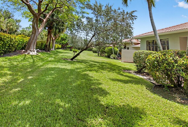 7030 Boscanni Dr Unit 7030, Boynton Beach, FL 33437 - view of green lawn