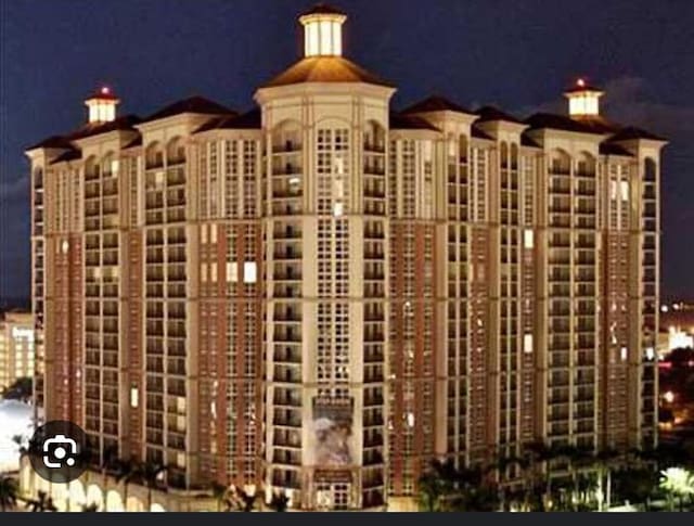 550 Okeechobee Blvd Unit 825, West Palm Beach, FL 33401 - view of property at night