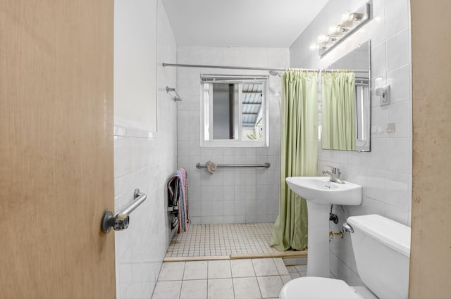 1115 S Seacrest Blvd, Boynton Beach, FL 33435 - bathroom featuring tile walls, toilet, tile patterned floors, and a shower with shower curtain