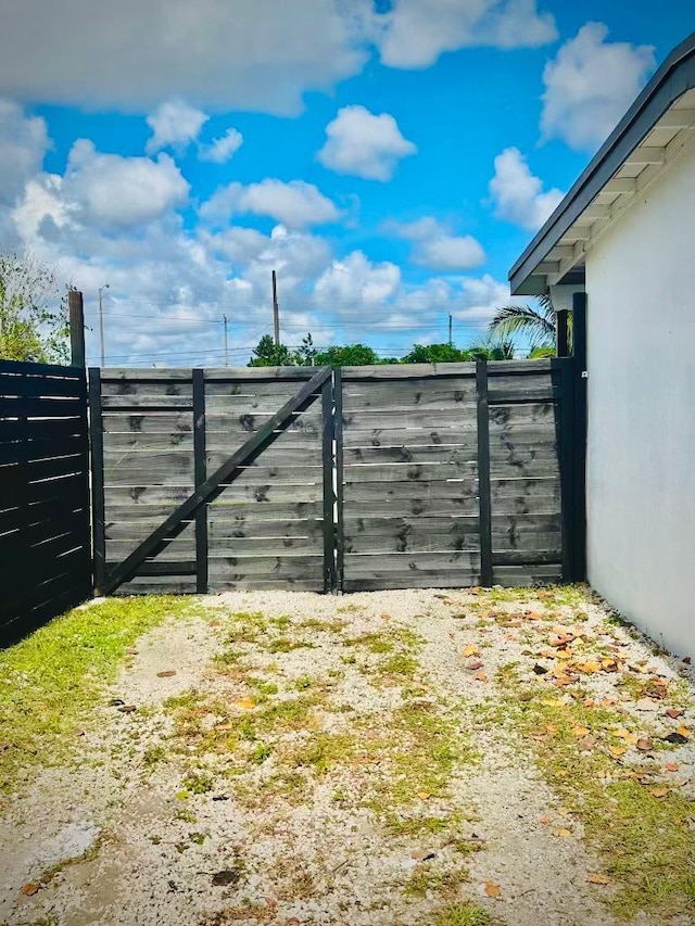 5690 Honeysuckle Dr, West Palm Beach, FL 33415 - view of gate
