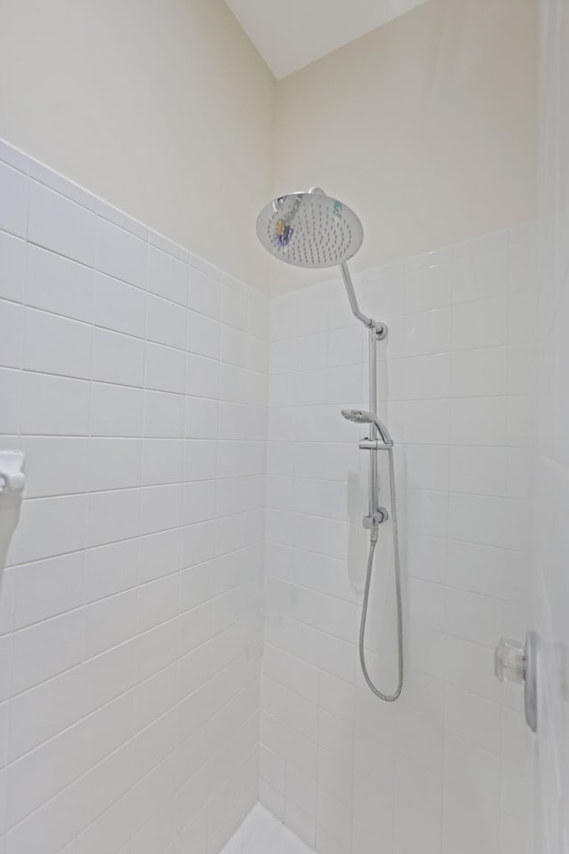 1071 Delray Lakes Dr, Delray Beach, FL 33444 - bathroom featuring tiled shower