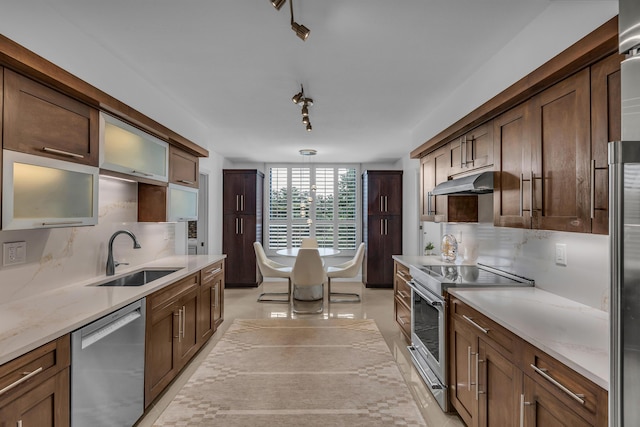 7572 Regency Lake Dr Unit 402, Boca Raton, FL 33433 - kitchen featuring stainless steel appliances, a sink, backsplash, and under cabinet range hood