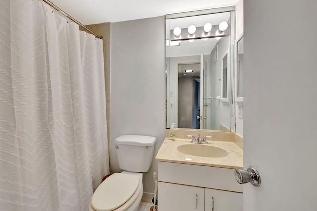 600 Pine Dr Unit 104, Pompano Beach, FL 33060 - full bath featuring vanity, toilet, and a shower with curtain