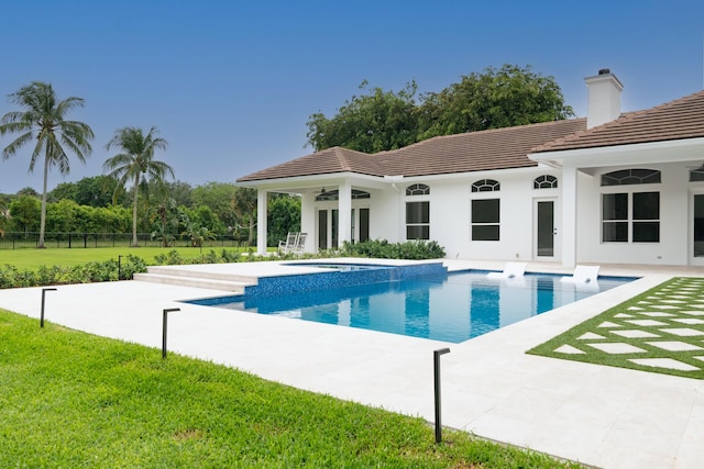 8246 Man O War Rd, Palm Beach Gardens, FL 33418 - view of swimming pool featuring a patio, a ceiling fan, and a pool with connected hot tub