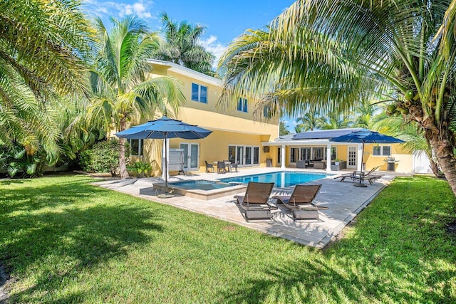 310 NW 18th St, Delray Beach, FL 33444 - swimming pool with an in-ground hot tub, a yard, and a patio