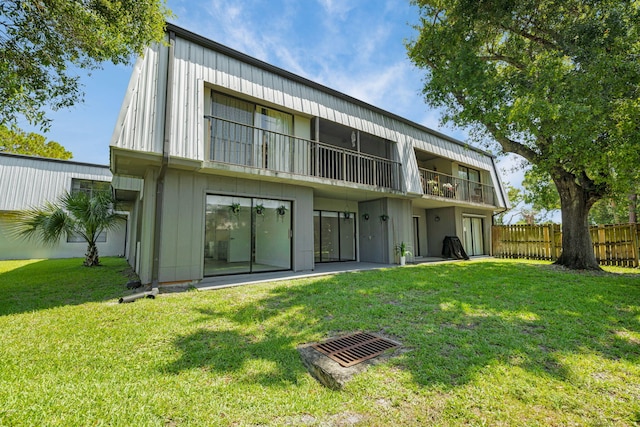 2517 S 17th St Unit 102, Fort Pierce, FL 34982 - rear view of property featuring a balcony and board and batten siding