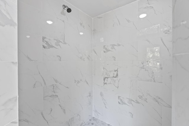 2070 Spring Pl, Vero Beach, FL 32963 - bathroom view of a tile shower